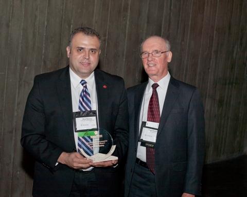 Photo de Wael Badawy, récipiendaire du Prix d'excellence 2010 du CCN, avec Hugh Krentz, président du Conseil du CCN.