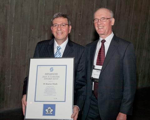 Photo de Maurice Douek, récipiendaire du Prix Jean P. Carrière 2010, avec Hugh Krentz, président du Conseil du CCN.
