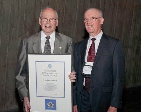 Photo de Graham J. Cameron, récipiendaire du Prix Roy A. Phillips 2010, avec Hugh Krentz, président du Conseil du CCN.