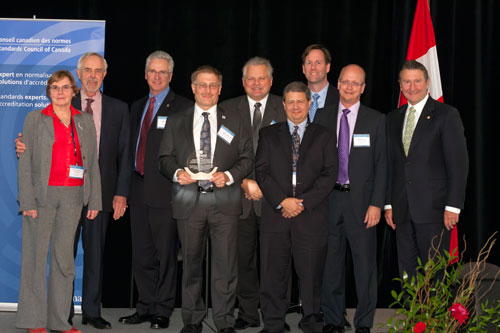Membres du CSC/IEC/TC111 recoivent le Prix décerné pour réalisations exceptionnelles, accompagnés par John Walter et Sam Shaw.