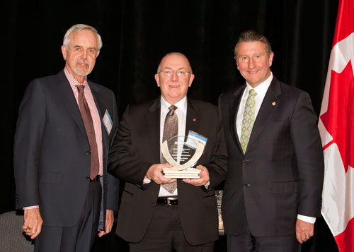 Gary MacDonal recoit le prix accompagné de John Walter et Sam Shaw.