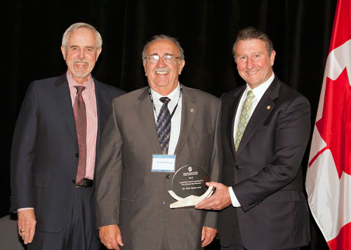 Piero Ronca recoit le prix de leadership, accompagné de John Walter et Sam Shaw.