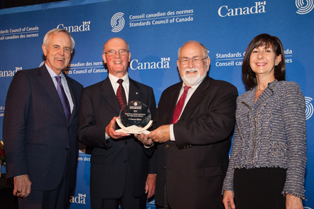 John Walter, Hugh Krentz et Kathy Milsom présentent le prix Hugh Krentz à Duncan Ellison