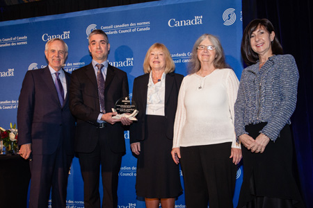 John Walter and Kathy Milsom present the Committee Achievement award to members of SMC ISO/TC 198