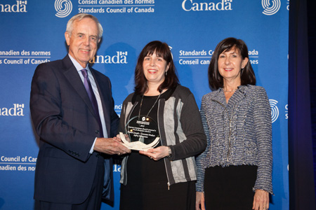 John Walter et Kathy Milsom présentent le Prix de dévouement décerné aux entreprises à Tina Green
