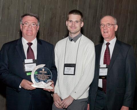 Photo de Pierre Guimond et Keith Jansa, au nom de l’ACÉ, reçoivent le Prix de dévouement 2010 décerné aux entreprises des mains de Hugh Krentz, président du Conseil du CCN.