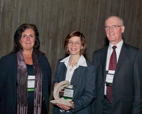 Photo de Karen Pero et Christiane Villemure, au nom de RNCan, reçoivent le Prix de dévouement 2010 décerné aux entreprises des mains de Hugh Krentz, président du Conseil du CCN.