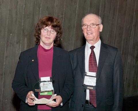 Photo de Maureen O’Neill, récipiendaire du Prix 2010 décerné pour services remarquables, avec Hugh Krentz, président du Conseil du CCN.