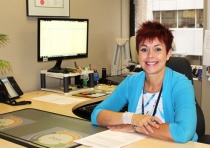 Chantal Guay assise dans son bureau