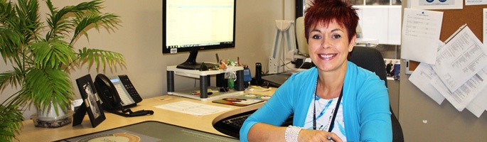 Chantal Guay assise dans son bureau