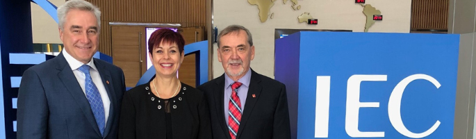 Depuis la gauche : Colin Clark, président du CNCA/IEC, Chantal Guay, directrice générale du CCN, et Jacques Régis, ex-président du CNCA/IEC, à la réunion générale de l’IEC de 2018, tenue à Busan, en République de Corée.