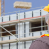 Homme avec un casque de protection